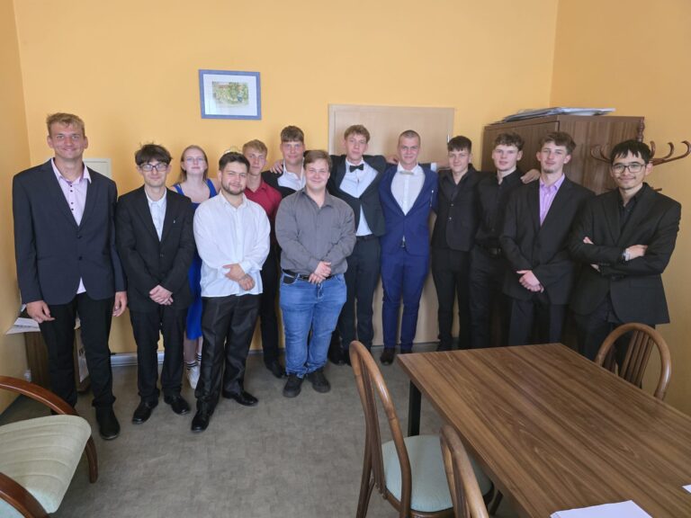 ÚSPĚŠNÉ ABSOLVOVÁNÍ ZÁVĚREČNÝCH ZKOUŠEK OBORU MECHANIK OPRAVÁŘ MOTOROVÝCH VOZIDEL