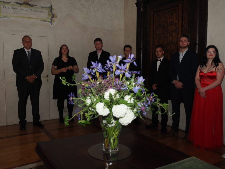 PŘEDÁVÁNÍ MATURITNÍCH VYSVĚDČENÍ 2025