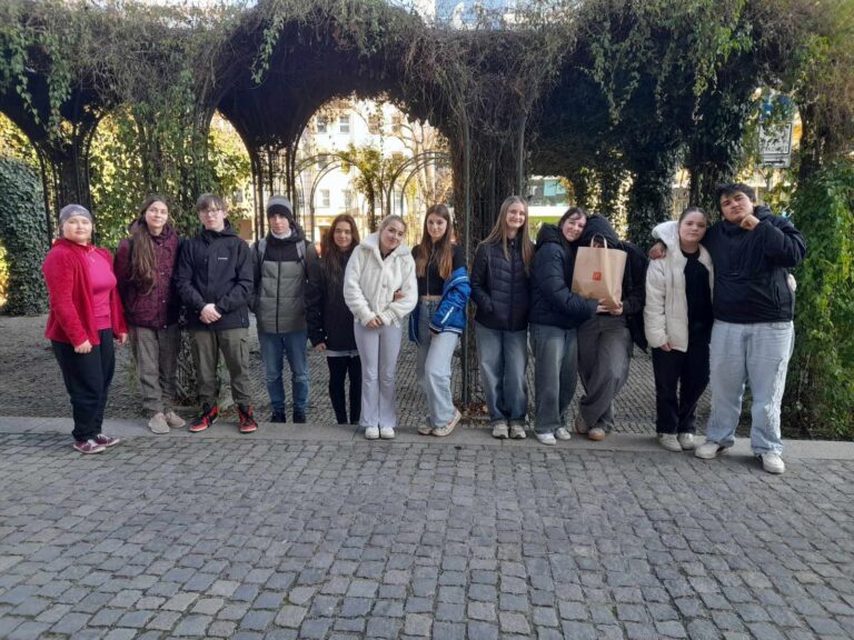 TROCHU VZDĚLÁVÁNÍ, TROCHU ZÁBAVY